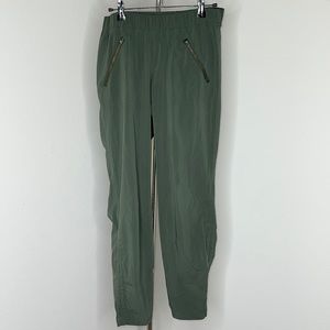 🔹 Athleta Technical Pant